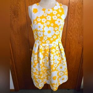 LUXE BY CARMEN MARC VALVO YELLOW & WHITE FLORAL SLEEVELESS DRESS. SIZE 12.